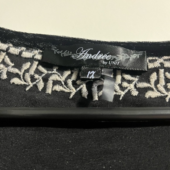 ANDRE BY UNIT Black Velvet Blouse with Silver Details - Picture 5 of 5